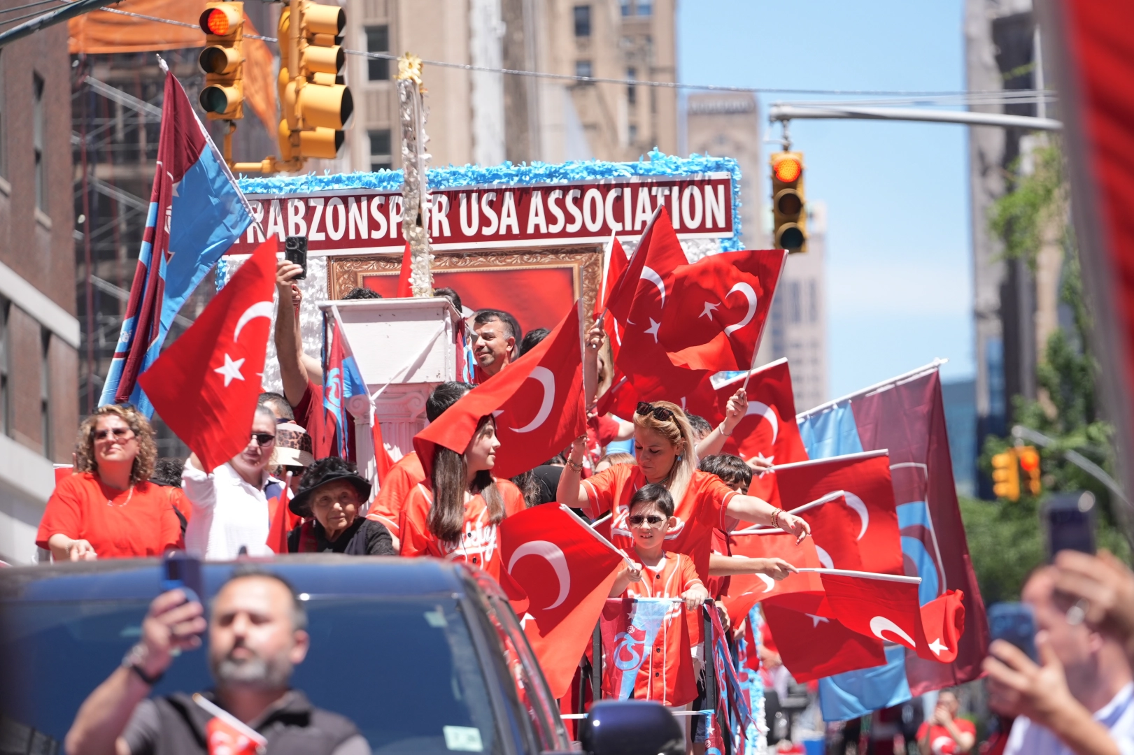 New York&rsquo;ta T&uuml;rk bayraklarıyla coşkulu y&uuml;r&uuml;y&uuml;ş... Binlerce kişi Manhattan&rsquo;ta buluştu