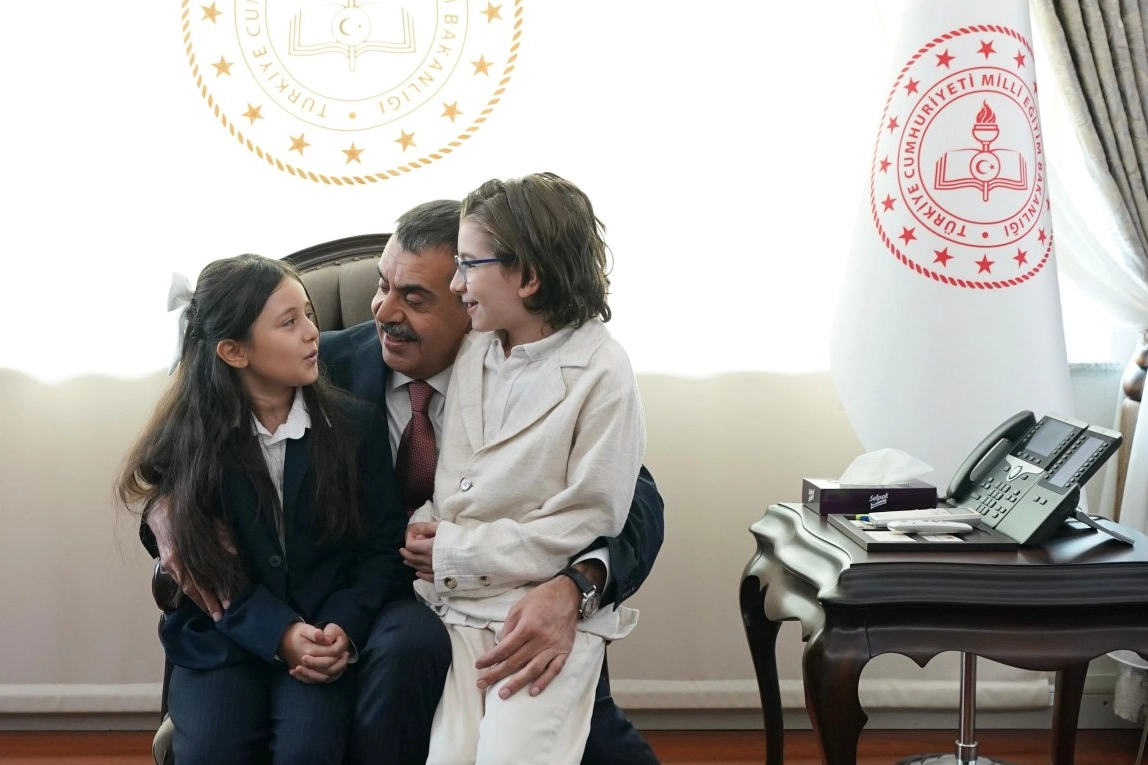 Cumhurbaşkanı Erdoğan ile şarkı s&ouml;ylemişlerdi... Bakan Tekin o &ccedil;ocukları ağırladı