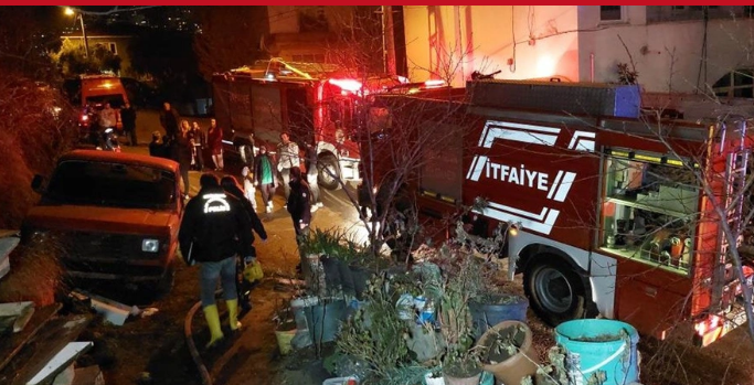 Ailesi iftara giden kişi evini yaktı