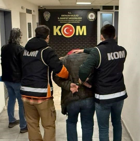 Antalya Emniyet Müdürlüğü, son bir hafta içinde kaçakçılıkla mücadele operasyonlarında 26 bin 500 litre kaçak akaryakıt ele geçirdi.