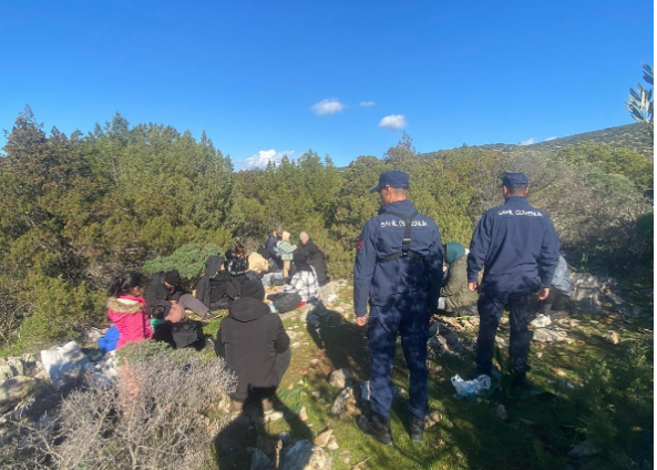 Bodrum ilçesinde polis ve sahil güvenlik ekipleri tarafından düzenlenen operasyonda 18 göçmen yakalandı.