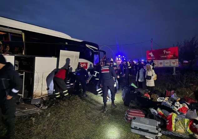 Çanakkale'de kontrolden çıkan otobüs şarampole uçtu: 37 kişi yaralandı