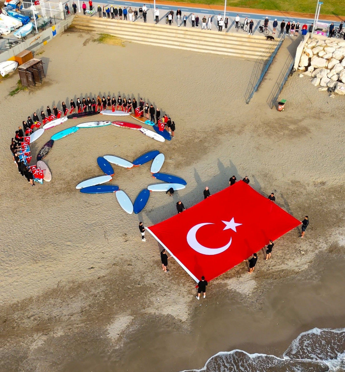 Gazi Mustafa Kemal Atatürk’ün vefatının 86’ncı yıl dönümünde Mersin’de sporcular, boardları ile ay ve yıldız yaparak kumsalda bayrak açtı.