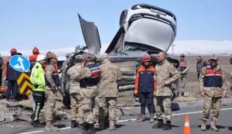 Kars'ta korkunç kaza: Araçlar adeta birbirine yapıştı! 1 ölü
