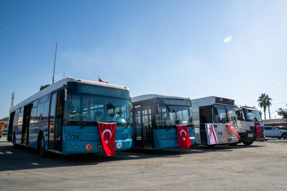 Mersin Büyükşehir Belediyesi tarafından Gazimağusa Belediyesi’ne 3 adet şehir içi yolcu otobüsü ile birlikte 1 adet yol süpürme aracı hibe edildi.