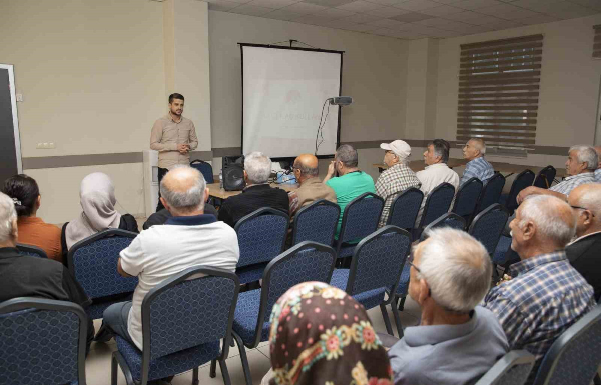 Mersin’de yaş almış vatandaşlar ’akılcı ilaç kullanımı’ hakkında bilgilendiriliyor