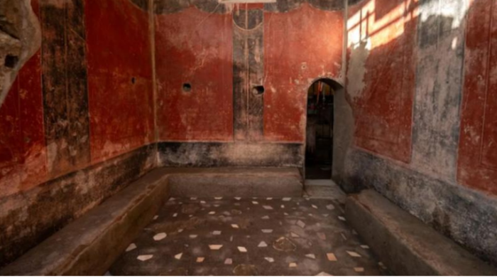 Pompeii kentinde, 2 bin yıl boyunca volkanik kaya ve kül tabakasının altında gizlenen olağanüstü bir keşif gün yüzüne çıkarıldı.