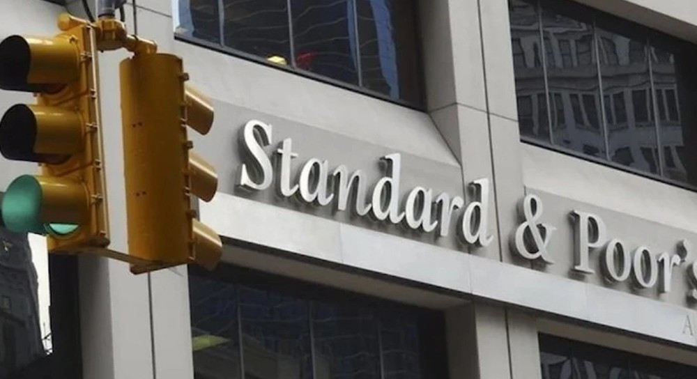 Standard & Poor's Türkiye'ninUzun vadeli kredi notu BB- seviyesine yükseltdi.