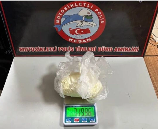 Teyzenin uyuşturucu oyunu: Polisi gördü yeğenine verdi