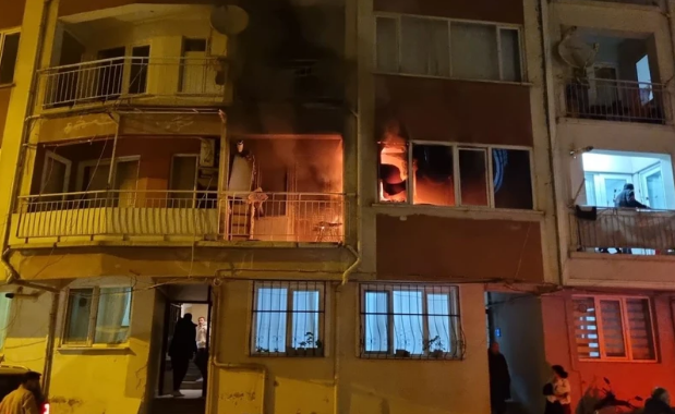 Yürekleri ağza getiren yangın! Daire alevlere teslim oldu, 5 kişi ölümden döndü